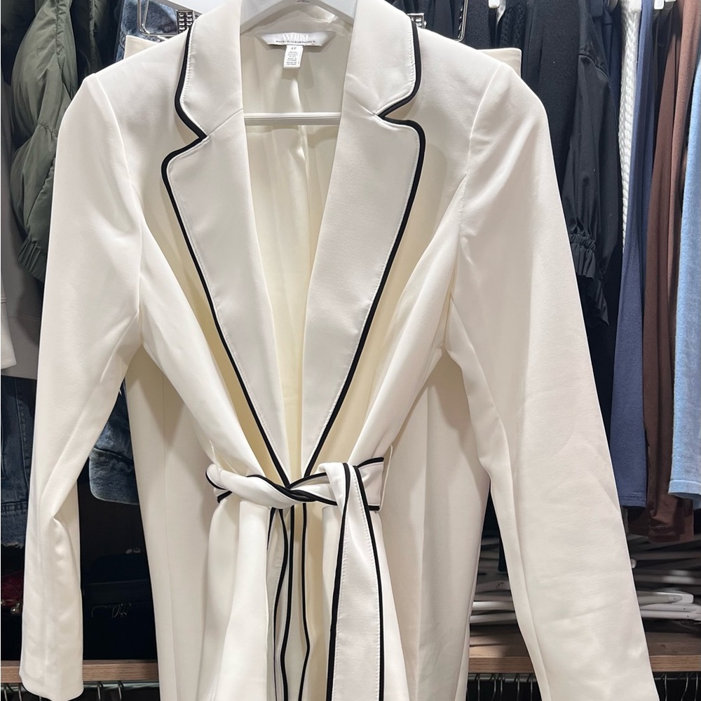 Elegant White Blazer with Black Trim - Picture 4 of 7